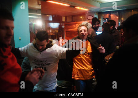 Feb 16, 2008 - Pristina, Kosovo - Albanesi celebrano il giorno dell'indipendenza del Kosovo nel centro cittadino di Pristina. (Credito Immagine: © Ikuru Kuwajima/ZUMA Press) Foto Stock