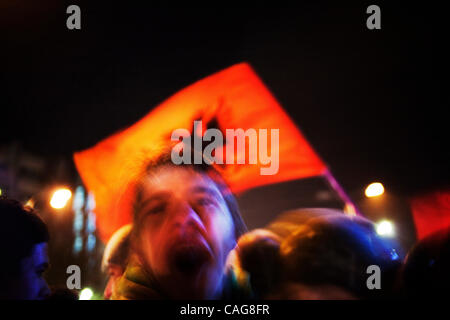 Feb 16, 2008 - Pristina, Kosovo - Albanesi celebrano il giorno dell'indipendenza del Kosovo nel centro cittadino di Pristina. (Credito Immagine: © Ikuru Kuwajima/ZUMA Press) Foto Stock