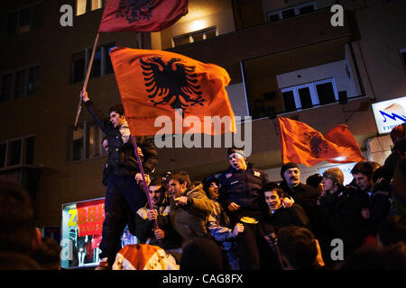 Feb 16, 2008 - Pristina, Kosovo - Albanesi celebrano il giorno dell'indipendenza del Kosovo nel centro cittadino di Pristina. (Credito Immagine: © Ikuru Kuwajima/ZUMA Press) Foto Stock