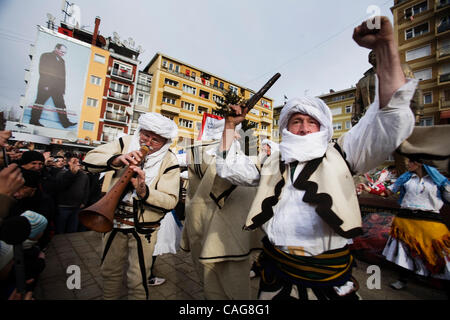 Feb 16, 2008 - Pristina, Kosovo - Albanesi celebrano il giorno dell'indipendenza del Kosovo nel centro cittadino di Pristina. (Credito Immagine: © Ikuru Kuwajima/ZUMA Press) Foto Stock