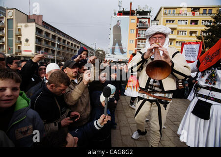 Feb 16, 2008 - Pristina, Kosovo - Albanesi celebrano il giorno dell'indipendenza del Kosovo nel centro cittadino di Pristina. (Credito Immagine: © Ikuru Kuwajima/ZUMA Press) Foto Stock