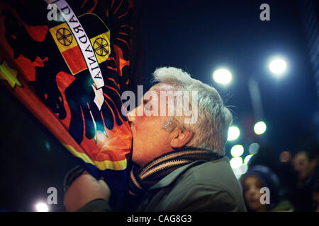 Feb 16, 2008 - Pristina, Kosovo - Albanesi celebrano il giorno dell'indipendenza del Kosovo nel centro cittadino di Pristina. (Credito Immagine: © Ikuru Kuwajima/ZUMA Press) Foto Stock