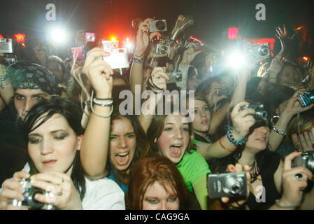 Tokio Hotel effettuando al Fillmore a Irving Plaza il 18 febbraio 2008. Bill Kaulitz- lead vocals - (capelli neri) Tom Kaulitz - chitarra (timori) Georg Listing- bass (rettilinei lunghi capelli castani) Gustav Schafer- drumsCrowd a Tokio Hotel performance al Fillmore a Irving Plaza on Februa Foto Stock