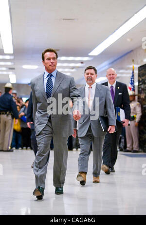 Feb 19, 2008 - Sacramento, California, Stati Uniti d'America - Il governatore della California Arnold Schwarzenegger, MIKE GENEST, direttore del dipartimento delle finanze e DAN DUNMOYER, vice capo di stato maggiore, prepararsi ad annunciare ulteriori azioni lo stato può prendere per risparmiare denaro in quanto a piedi per una conferenza stampa presso il Campidoglio. Foto Stock