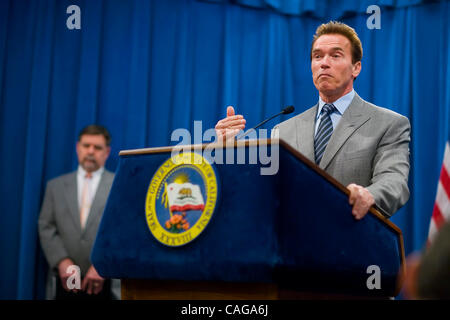 Feb 19, 2008 - Sacramento, California, Stati Uniti d'America - governatore Arnold Schwarzenegger annuncia ulteriori azioni lo stato può adottare per risparmiare denaro, durante una conferenza stampa presso il Campidoglio. Il sabato, il Governatore ha firmato una normativa approvata su una base bipartisan per salvare miliardi della corrente e upcomi Foto Stock