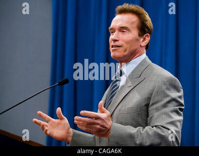 Feb 19, 2008 - Sacramento, California, Stati Uniti d'America - governatore Arnold Schwarzenegger annuncia ulteriori azioni lo stato può adottare per risparmiare denaro, durante una conferenza stampa presso il Campidoglio. Il sabato, il Governatore ha firmato una normativa approvata su una base bipartisan per salvare miliardi della corrente e upcomi Foto Stock