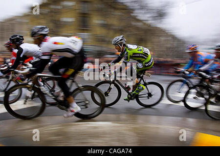 SACRAMENTO, CA - 19 febbraio: il peloton gare intorno alla curva verso il traguardo al XVIII e l strade nella seconda fase della Amgen tour della California a Sacramento, la California il 19 febbraio 2008. La 116 Miglia di seconda fase ha cominciato a Santa Rosa e ha concluso con un tre-finitura giro intorno al Foto Stock