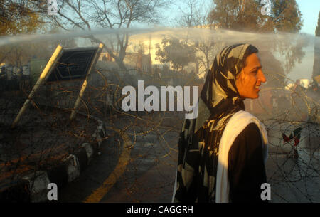 Feb 09, 2008 - Islamabad, Pakistan - Centinaia di protesta degli avvocati sono spruzzate con un cannone ad acqua dalla polizia vicino alla casa del Pakistan detenuti della Suprema Corte di giustizia a Islamabad. Come i dimostranti hanno affrontato il complesso, la polizia poi sparato gas lacrimogeni presso il gruppo. Successivamente, avvocati e Foto Stock