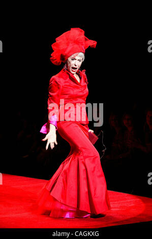 Il Puerto Rican nato Rita Moreno passeggiate lungo la pista presso il calore della verità di abito rosso a raccolta Mercedes-Benz della settimana della moda autunno 2008. Moreno, cantante, ballerina attrice e vincitrice di un Emmy Award e un Grammy Award, un premio Oscar e un Premio Tony. Forse il più noto per la sua Accademia Prestazioni pluripremiate come Anita in Occidente Foto Stock