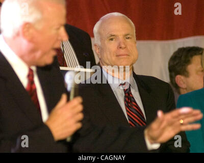 Feb 02, 2008 - Marietta, Georgia, Stati Uniti d'America - John McCAIN ascolta come membro del Congresso SAXBY CHAMBLISS condivide i suoi pensieri in un sostenitore di McCain rally nella contea di Cobb, Ga. sabato 2 febbraio, 2008. (Credito Immagine: © Timothy L. Hale/ZUMA Press) Foto Stock