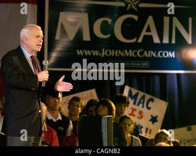 Feb 02, 2008 - Marietta, Georgia, Stati Uniti d'America - John McCAIN discute i suoi piani per la nazione a una politica dei rally nella contea di Cobb, Ga. sabato 2 febbraio, 2008. (Credito Immagine: © Timothy L. Hale/ZUMA Press) Foto Stock