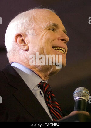 Feb 02, 2008 - Marietta, Georgia, Stati Uniti d'America - John McCAIN discute i suoi piani per la nazione a una politica dei rally nella contea di Cobb, Ga. sabato 2 febbraio, 2008. (Credito Immagine: © Timothy L. Hale/ZUMA Press) Foto Stock