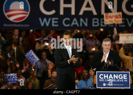 Elezioni presidenziali democratiche speranzoso sen. Barack Obama, d-ill., sinistra, onde come egli lotta con l'attore Robert deniro, a destra al rally di East Rutherford, n.j., lunedì, feb. 4, 2008, nella campagna finale spingere prima super martedì. Foto Stock