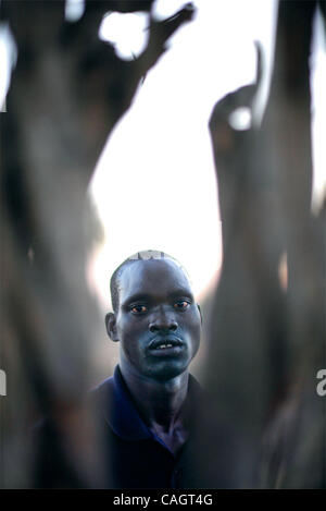 Godfrey è un rifugiato sudanese che dopo il completamento di diversi anni di scuola medica a sinistra per prendere la cura dei bambini nella sua famiglia estesa. Ora insegna chemestry e fisica presso la scuola secondaria. Poiché questo non pagano bene, anche lui si sveglia presto per azienda agricola prima dell inizio della scuola. Egli è in corso Foto Stock