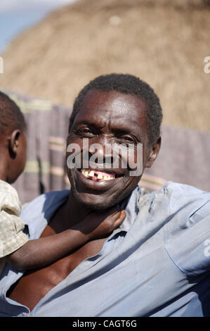 Un sorriso di speranza a un Persone Internamente Sfollate camp in Uganda centrale. Foto Stock