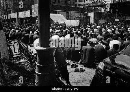 Feb 05, 2008 - Cina - i marciapiedi al di fuori della Moschea Bianca sono riempiti per la preghiera del venerdì. La religione è strettamente regolata e controllata dal governo nello Xinjiang. I musulmani non sono ammessi a pregare in pubblico, andare sull'Haj fino a quando essi sono 65, chiunque sotto 18 non è consentito in una moschea. (Immagine di credito Foto Stock
