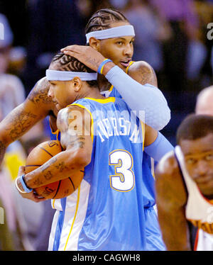 Denver Nugget è Allen Iverson che ha totalizzato 33 punti si ottiene un abbraccio dal compagno di squadra Carmelo Anthony dopo aver battuto i guerrieri di loro giovedì sera, 10 Aprile 2008 presso la Oracle Arena di Oakland California(Dan Rosenstrauch/Contra Costa Times) Foto Stock