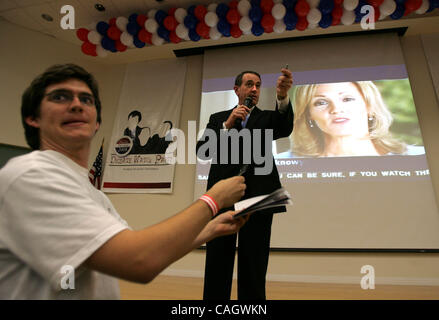 012408 incontrato discussione--------foto di Allen Eyestone/Palm Beach post.. Boca Raton, FL ..ex Gov di Arkansas Mike Huckabee visiti il FAU dibattito guarda il partito dopo il dibattito GOP. Foto Stock