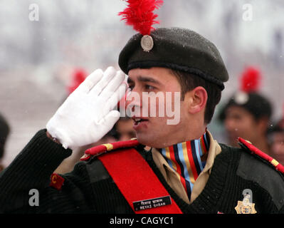 Jan 26, 2008 - Srinagar Kashmir, India - paramiliary soldati vegliano a Srinagar, la capitale estiva del Kashmir indiano, India su gennaio 26th, 2008. Protezione pesante è in posizione nel Jammu e Kashmir in mezzo alle minacce da parte di militanti di perturbare il 59e anniversario dell India Repubblica del Foto Stock