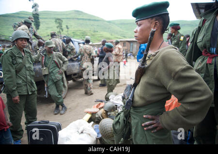 Femmina di soldati delle FARDC con soldati ruandesi e CNDP, Mushake, Repubblica Democratica del Congo Foto Stock