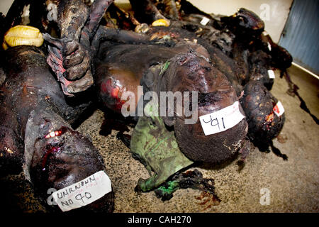 1. Provinciale mortuario comunali, Nakuru corpi disseminato il pavimento evidenziando la camera mortuaria era a piena capacità. La maggior parte delle vittime o sono morti di ferite di armi da fuoco, bruciato a morte o delle frecce avvelenate. 55 Erano ammessi in 48 ore con molti più attesi. Presso il city morgue organismi sono stati impilati in tre Foto Stock