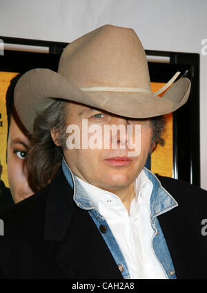 Jan 28, 2008 - Los Angeles, California, Stati Uniti d'America - Dwight Yoakam arrivando alla premiere del film di Vince Vaughn's Wild West commedia tenutosi presso il teatro egiziano a Hollywood. (Credito immagine: Foto Stock