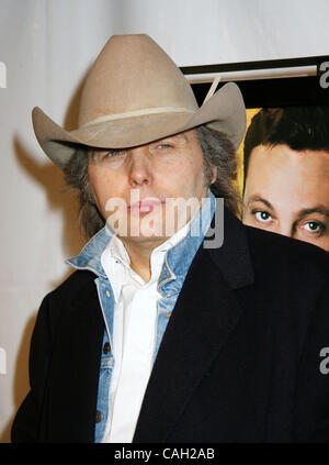 Jan 28, 2008 - Los Angeles, California, Stati Uniti d'America - Dwight Yoakam arrivando alla premiere del film di Vince Vaughn's Wild West commedia tenutosi presso il teatro egiziano a Hollywood. (Credito immagine: Foto Stock