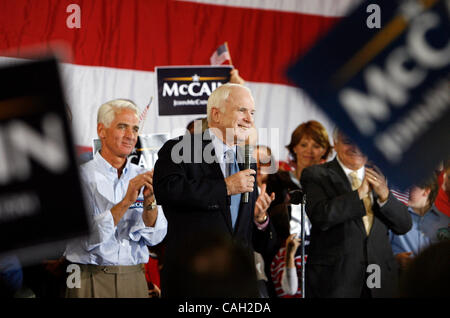 -1- didascalia: (TAMPA 01/28/08) Il governatore della Florida Charlie Cristo elogia il Sen. John McCain mentre sul Campaign Trail lungo al Tampa Convention Center lunedì sera (01/28/08). (DIRK SHADD | Orari). Foto Stock