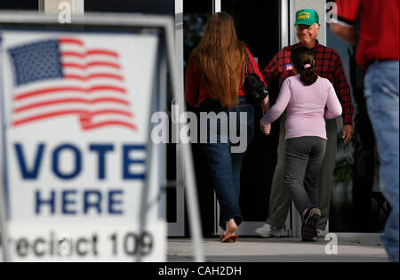 Jan 28, 2008 - Dade City in Florida, Stati Uniti d'America - PATI BLANCO e sua figlia Kimberly, 9, di Lutz a piedi per poter votare alle elezioni come deputyTom Martin apre loro la porta al Lago Luna chiesa battista a terra O' laghi a gennaio 29, 2008. (Credito Immagine: © Kathleen Flynn/San Pietroburgo volte/ZUMA Premere) limitare Foto Stock