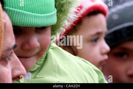 Un paio di bambini Tariq Ahmed uno degli accusati di vicino-simultaTearsneous attentati a Nuova Delhi nel 2005, durante una manifestazione di protesta a Srinagar la capitale estiva del Kashmir indiano, 28 gen. 2008.gen. 2008. Quasi la dozzina di parenti di Tariq hanno protestato contro la polizia di Delhi e ha affermato di essere stato innoc Foto Stock