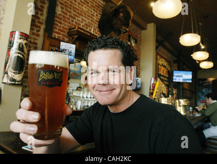 Geoff Harries, proprietario di Buffalo Bill's, è fotografata al pub in Hayward, California il lunedì, 28 gennaio 2008. (Mar Nam Ton/BANG East Bay) Foto Stock