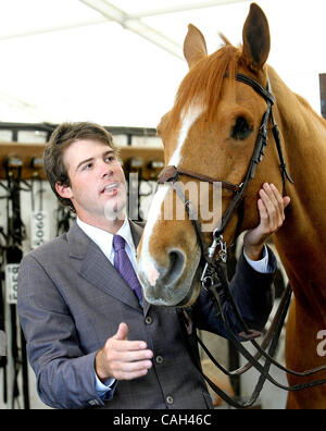 013008 w incontrato cavallo (1) Personale foto di Bill Ingram/ La PBPost 0048330A CON UNA STORIA DA K. Wolfe -- WELLINGTON - Hardin Towell, 20, dalla fattoria infine in Camden, Carolina del Sud con undici anni di Iago Du Quesnoy, un pane francese cavallo ponticello mercoledì a Wellington. Iago ha perso il suo occhio sinistro dopo s Foto Stock