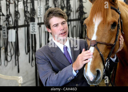 013008 w incontrato cavallo (2) Personale foto di Bill Ingram/ La PBPost 0048330A CON UNA STORIA DA K. Wolfe -- WELLINGTON - Hardin Towell, 20, dalla fattoria infine in Camden, Carolina del Sud con undici anni di Iago Du Quesnoy, un pane francese cavallo ponticello mercoledì a Wellington. Iago ha perso il suo occhio sinistro dopo Foto Stock