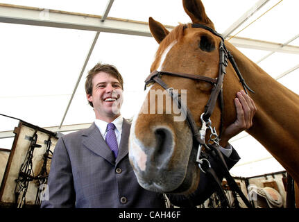 013008 w incontrato cavallo (4) Personale foto di Bill Ingram/ La PBPost 0048330A CON UNA STORIA DA K. Wolfe -- WELLINGTON - Hardin Towell, 20, dalla fattoria infine in Camden, Carolina del Sud con undici anni di Iago Du Quesnoy, un pane francese cavallo ponticello mercoledì a Wellington. Iago ha perso il suo occhio sinistro dopo Foto Stock