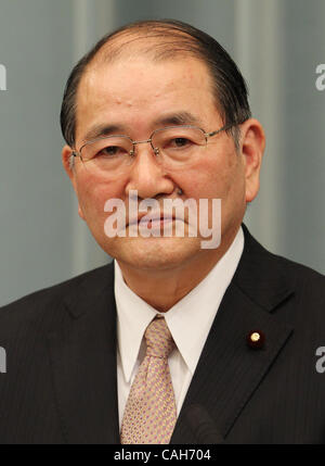 14 gennaio 2011 - Tokyo, Giappone - Il Ministro della Salute, del lavoro e del Welfare RITSUO HOSOKAWA parla durante una conferenza stampa presso il Primo Ministro residenza ufficiale a Tokyo in Giappone. Primo Ministro giapponese Naoto Kan mischiato il suo gabinetto e ha iniziato il suo nuovo armadio oggi. (Credito Immagine: © Junko Kimura/ Foto Stock