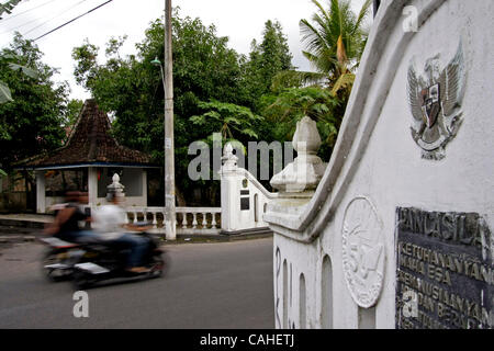 Bantul, Yogyakarta, Indonesia Gennaio 16, 2008 La strada di fronte di Suharto's house. La casa dove Suharto nacque a Kemusuk village di Bantul, Yogyakarta. Poiché l'ex presidente indonesiano è stato presentato all'ospedale, ogni sera centinaia di residenti locali di Kemusuk pregare per lui. Foto Stock