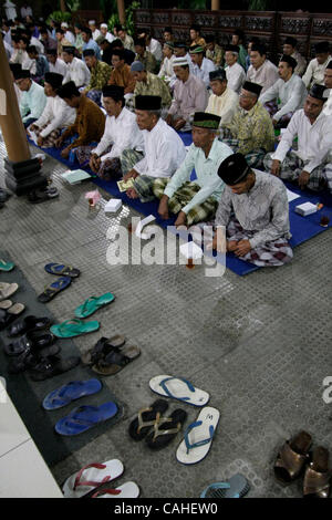 Bantul, Yogyakarta, Indonesia Gennaio 16, 2008 La casa dove Suharto nacque a Kemusuk village di Bantul, Yogyakarta. Poiché l'ex presidente indonesiano è stato presentato all'ospedale, ogni sera centinaia di residenti locali di Kemusuk pregare per lui. Foto di Toto Santiko Budi/JiwaFoto Foto Stock