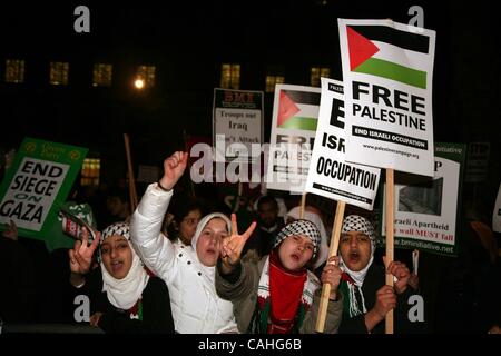 Jan 17, 2008 - Londra, Inghilterra - circa tremila persone si sono riunite al di fuori di Downing Street, Londra per protestare contro l occupazione e l assedio a Gaza. Il prof. Manuel Hassassian l Ambasciatore dalla Palestina per il Regno Unito, gli ebrei uniti contro il sionismo e gli ebrei per il Boicottaggio Israeliano Foto Stock