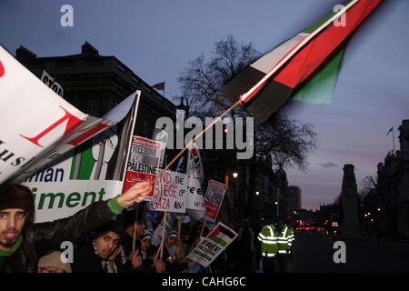 Jan 17, 2008 - Londra, Inghilterra - circa tremila persone si sono riunite al di fuori di Downing Street, Londra per protestare contro l occupazione e l assedio a Gaza. Il prof. Manuel Hassassian l Ambasciatore dalla Palestina per il Regno Unito, gli ebrei uniti contro il sionismo e gli ebrei per il Boicottaggio Israeliano Foto Stock