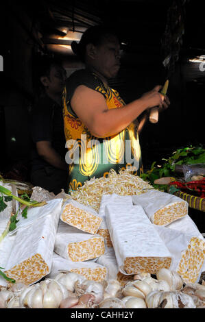 19 gennaio 2007 Jakarta, Indonesia bar di tempeh sul venditore stallo al Pedok Street Market in area Tebet, a sud di Giacarta. I prodotti di soia sono un ingrediente essenziale nella cucina asiatica così come cibo di graffa per la regione?s poveri. Per molti indonesiani, un pezzo di tempeh o soyabe fermentato Foto Stock