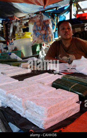 19 gennaio 2007 Jakarta, Indonesia prodotti della soia sono un ingrediente essenziale nella cucina asiatica così come cibo di graffa per la regione?s poveri. Per molti indonesiani, un pezzo di tempeh o fermentato panelli di soia, è spesso la loro unica fonte di proteina, e secondo i dati del governo, lo scorso anno la soia p Foto Stock