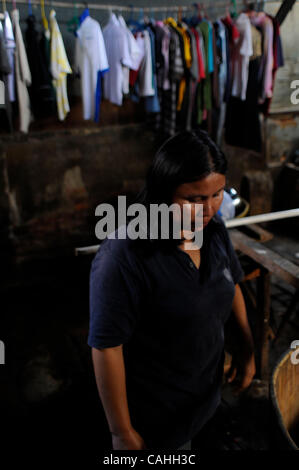 19 gennaio 2007 Jakarta, Indonesia Maria prepara piatti a base di riso di vendere all'interno chiuso verso il basso il tofu stabilimento situato appena dietro a un mercato di strada in area Tebet, a sud di Giacarta. Maria suocero di proprietà la piccola fabbrica denominato Superneos che ha prodotto il tofu per i clienti, compresi i supermercati. Foto Stock