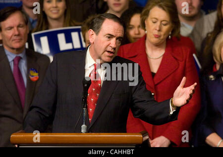 Candidato presidenziale repubblicano ex Arkansas Governatore Mike Huckabee parla ai tifosi dopo il suo secondo posto finale nella Carolina del Sud repubblicano primaria presidenziale a Columbia nella Carolina del Sud, Stati Uniti d'America, 19 gennaio 2008. (Credito Immagine: © Erik Lesser/ZUMA Press) Foto Stock