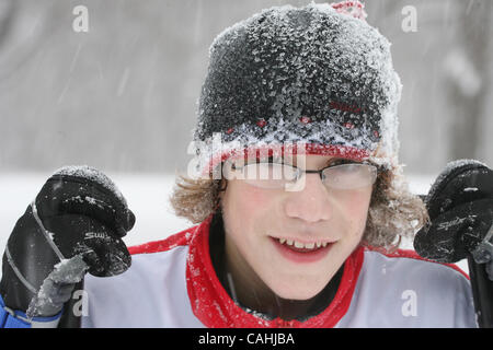 Dic 04, 2007 - St. Paul, Minnesota, Stati Uniti d'America - più neve cadde durante tutta la giornata di martedì, tormentando gli automobilisti e deliziare i fondisti come l'Highland Park High School NORDIC SKI TEAM, che ha lavorato fuori solo per la seconda volta sulla neve dopo la scuola martedì sul Highland Park Campo da Golf Foto Stock