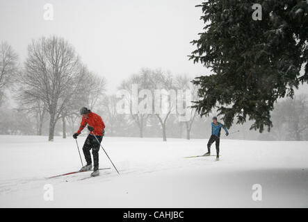 Dic 04, 2007 - St. Paul, Minnesota, Stati Uniti d'America - più neve cadde durante tutta la giornata di martedì, tormentando gli automobilisti e deliziare i fondisti come l'Highland Park High School NORDIC SKI TEAM, che ha lavorato fuori solo per la seconda volta sulla neve dopo la scuola martedì sul Highland Park Campo da Golf Foto Stock