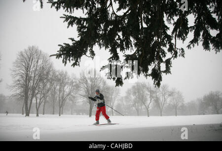 Dic 04, 2007 - St. Paul, Minnesota, Stati Uniti d'America - più neve cadde durante tutta la giornata di martedì, tormentando gli automobilisti e deliziare i fondisti come l'Highland Park High School NORDIC SKI TEAM, che ha lavorato fuori solo per la seconda volta sulla neve dopo la scuola martedì sul Highland Park Campo da Golf Foto Stock