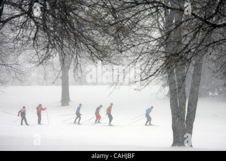 Dic 04, 2007 - St. Paul, Minnesota, Stati Uniti d'America - più neve cadde durante tutta la giornata di martedì, tormentando gli automobilisti e deliziare i fondisti come l'Highland Park High School NORDIC SKI TEAM, che ha lavorato fuori solo per la seconda volta sulla neve dopo la scuola martedì sul Highland Park Campo da Golf Foto Stock