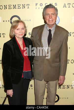 Dic 06, 2007; Hollywood, California, Stati Uniti d'America; attrice Eva Marie Saint e Direttore Jeffrey HAYDEN al "espiazione' Los Angeles Premiere detenute all'Accademia delle Arti e delle scienze cinematografiche di credito obbligatorio: Foto di Paul Fenton/ZUMA premere. (©) Copyright 2007 by Paolo Fenton Foto Stock