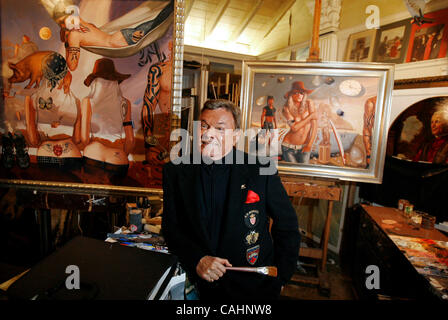 Dic 11, 2007 - West Palm Beach, Florida, Stati Uniti d'America - Ritratto di RALPH WOLFE COWAN nel suo studio a casa in West Palm Beach su dicembre 11, 2007. Cowan è circondato da alcuni dei suoi nuovi lavori, parte del 'bordo ruvido serie". Pittura a sinistra intitolata 'Hogettes', e il diritto, "seguire l'inchiostro'. (Credi Foto Stock