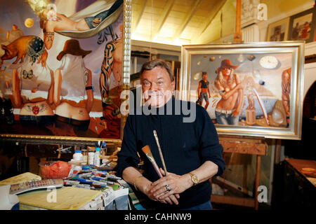 Dic 11, 2007 - West Palm Beach, Florida, Stati Uniti d'America - Ritratto di RALPH WOLFE COWAN nel suo studio a casa in West Palm Beach su dicembre 11, 2007. Cowan è circondato da alcuni dei suoi nuovi lavori, parte del 'bordo ruvido serie". Pittura a sinistra intitolata 'Hogettes', e il diritto, "seguire l'inchiostro'. (Credi Foto Stock